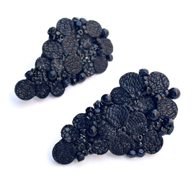 おおきな葡萄イヤリング／ブラックレザー＆ヴィンテージビーズ（レザーイヤリング）