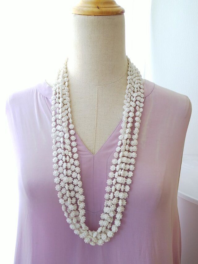 ヴィンテージ　White-flowers 6連　クラスプネックレス