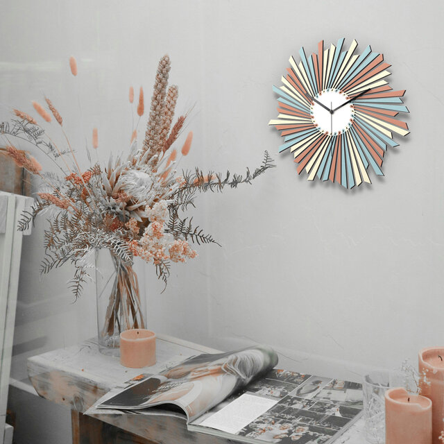 デンマークのパステル調の部屋の装飾、サンバースト木製壁掛け時計 - Andromeda