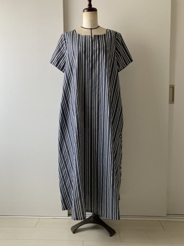 コットンのゆったりワンピース　グレーストライプ