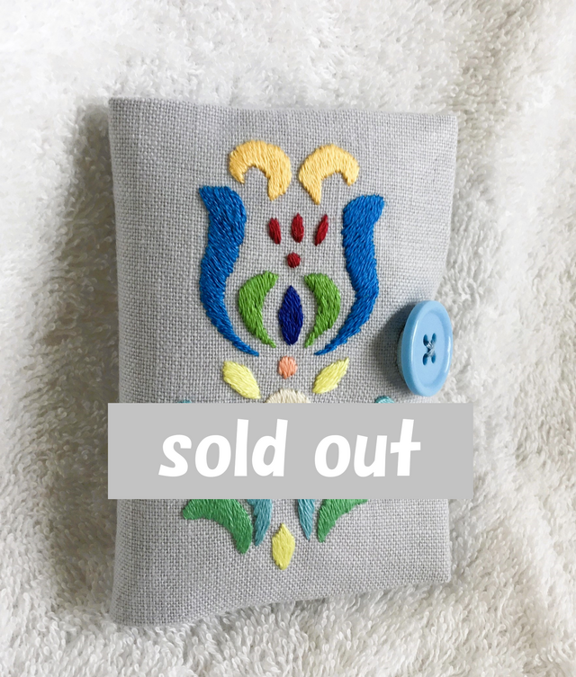 刺繍のブック型ニードルケース・スモーキーブルー