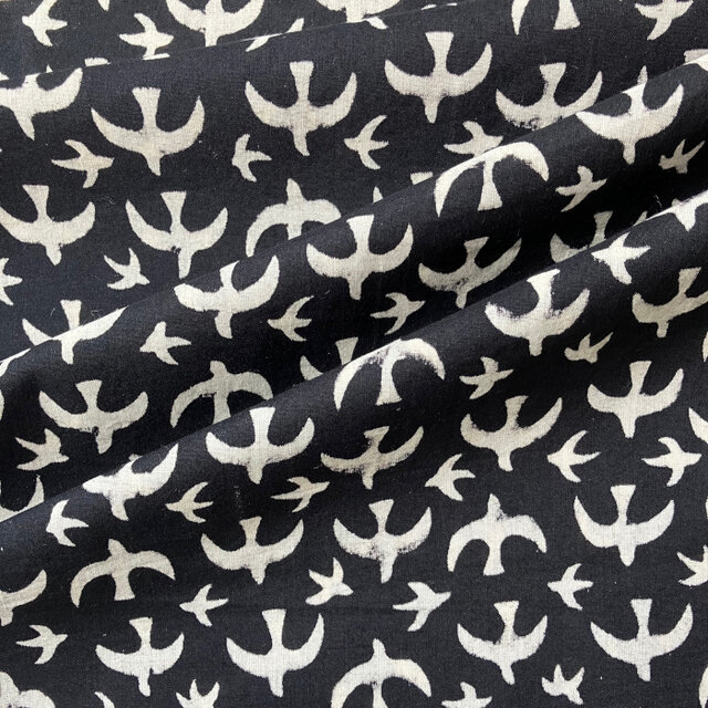 インド ブロックプリント生地 [50cm単位] 白い鳥Xaブラック地 ファブリック バード ことり 黒 鳩 ツバメ IF0046