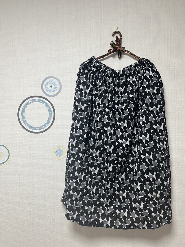 ウエストゴムのギャザースカート　塩縮加工コットン　白黒グレー