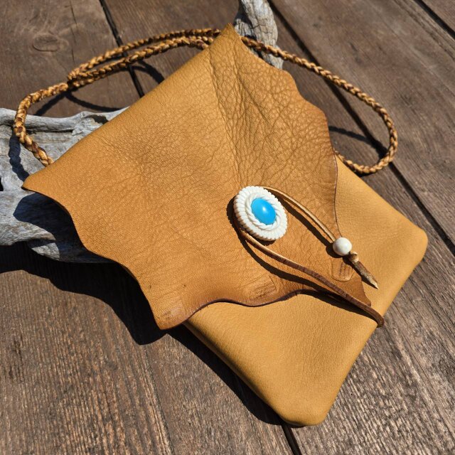 鹿革のメディスンポーチ スリーピングビューティーターコイズの鹿角コンチョ