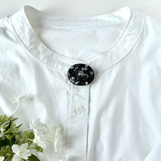 " prism / ﾌﾟﾘｽﾞﾑ " black color オーバル型刺繍ブローチ