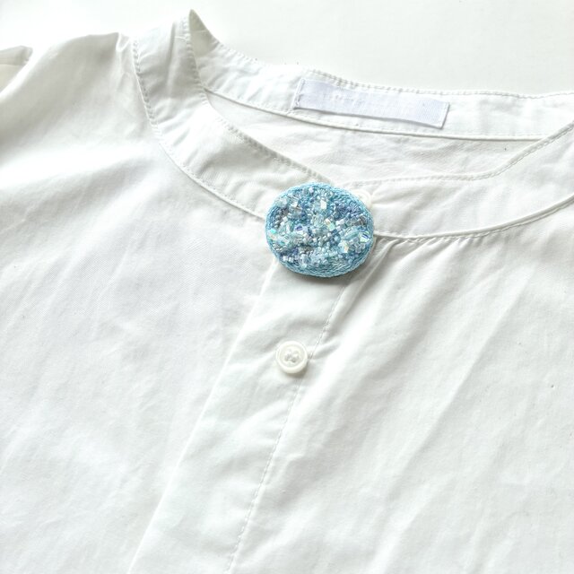 " prism / ﾌﾟﾘｽﾞﾑ " summer blue color オーバル型刺繍ブローチ