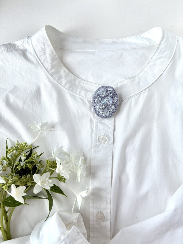 " prism / ﾌﾟﾘｽﾞﾑ "  gray color 縦型オーバル型刺繍ブローチ