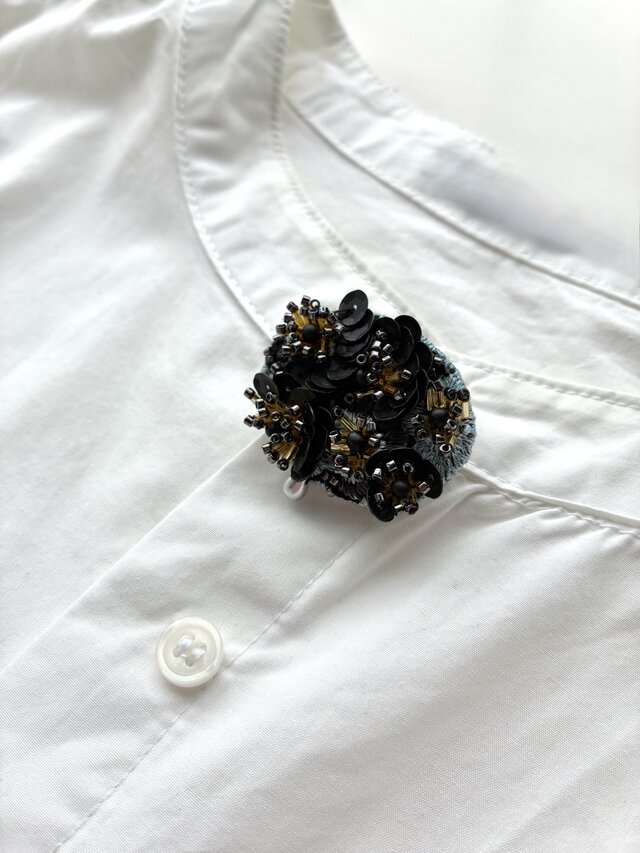 " 湖のほとりに咲く黒き花々" オーバル型刺繍スパンコールブローチ