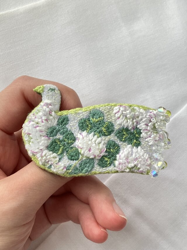 " シロツメクサと四つ葉を纏う" 幸運の鳥さん刺繍ブローチ　