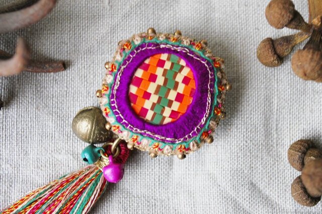 2wayで使えるカラフル刺繍ブローチ タッセル取り外し可 | iichi 日々の