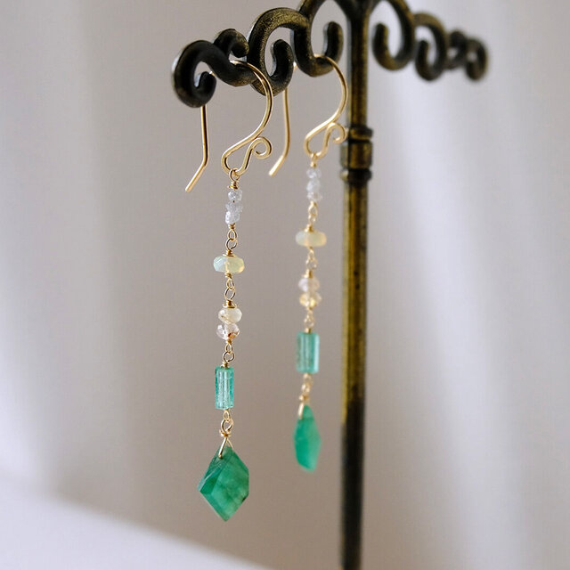 ブラジル産スライスカットエメラルドとザンビア産ラフチューブ型エメラルドのピアス・イヤリング変更可