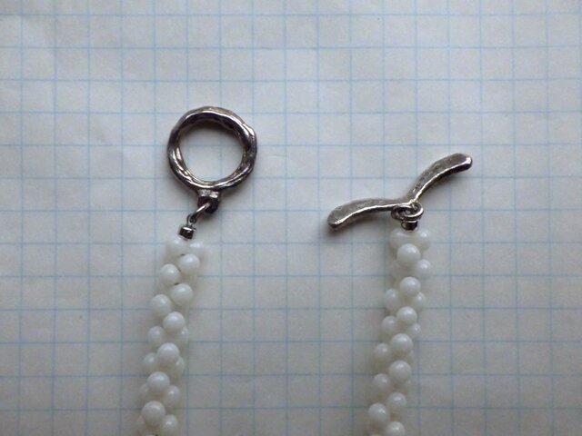 白珊瑚の優美なカービングネックレス（シルバーメッキ金具使用