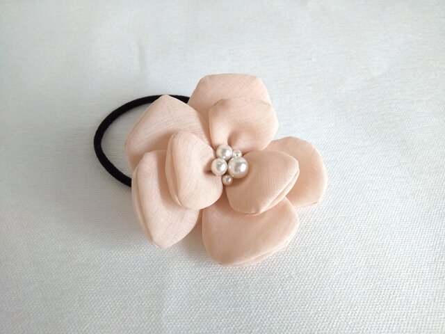 ピンクの花のヘアゴム | iichi 日々の暮らしを心地よくする