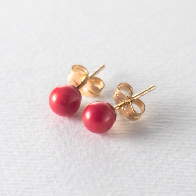 赤珊瑚のシンプルひとつぶピアス〜14KGF | iichi 日々の暮らしを
