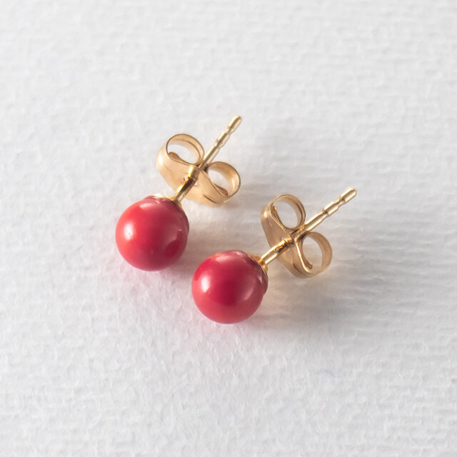 赤珊瑚のシンプルひとつぶピアス〜14KGF | iichi 日々の暮らしを