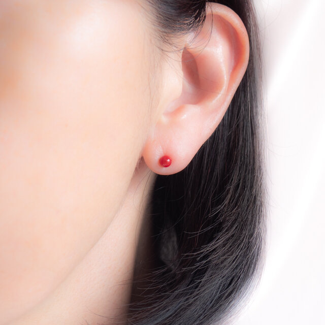赤珊瑚のシンプルひとつぶピアス〜14KGF | iichi 日々の暮らしを