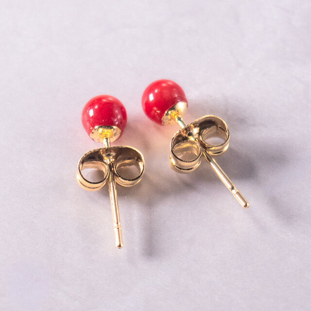 赤珊瑚のシンプルひとつぶピアス｜小粒・4mm・サージカルステンレス