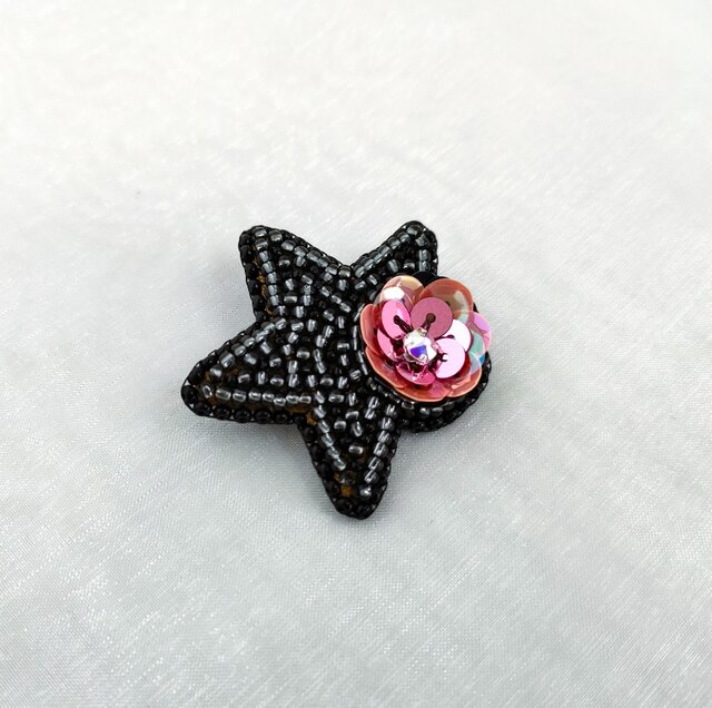 星に花 ビーズ刺繍のブローチ | iichi 日々の暮らしを心地よく