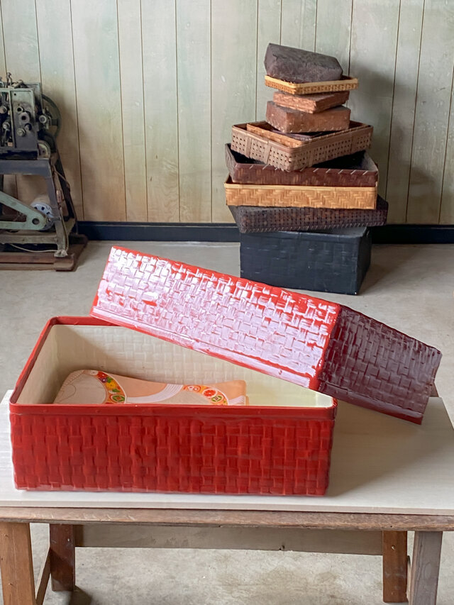 竹細工　つづらの衣装入れ　小　朱