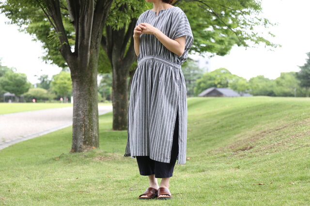 サイドスリットワンピース（亀田縞）グレー縞 | iichi 日々の暮らしを