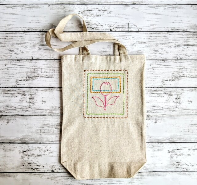 刺繍】ピンクのチューリップと四角 トートバッグ 縦長 ベージュ