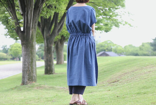 サイドスリットワンピース（亀田縞）群青 | iichi 日々の暮らしを