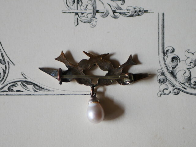 2羽の鳥 アンティークブローチ フランスアンティーク ブロカントのある