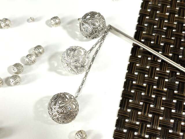 アンティーク シルバー　透かし彫り かんざし Import かんざし アジアンエスニック花柄の透かしボールビーズ シルバー 一本