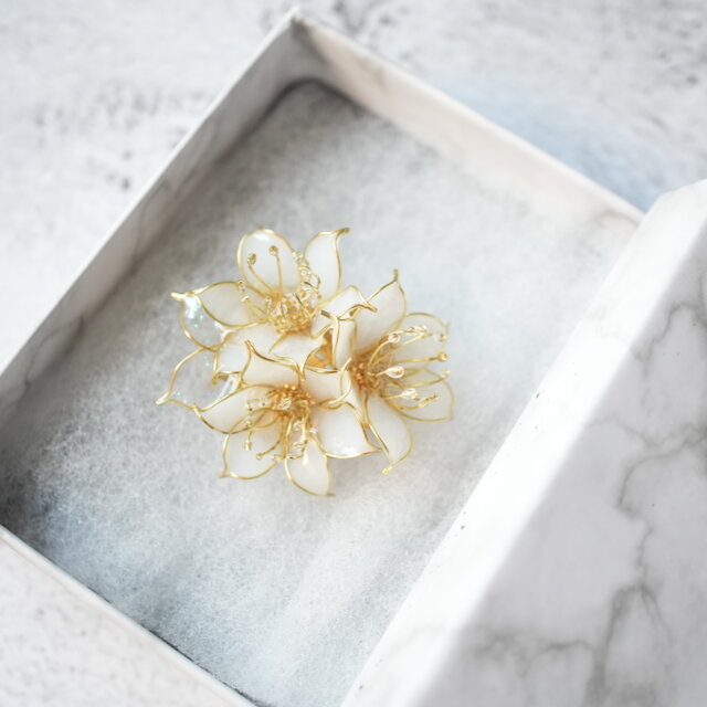 ユリの帯留め・ブローチ（2way）orポニーフック　春　白色　百合（受注制作）