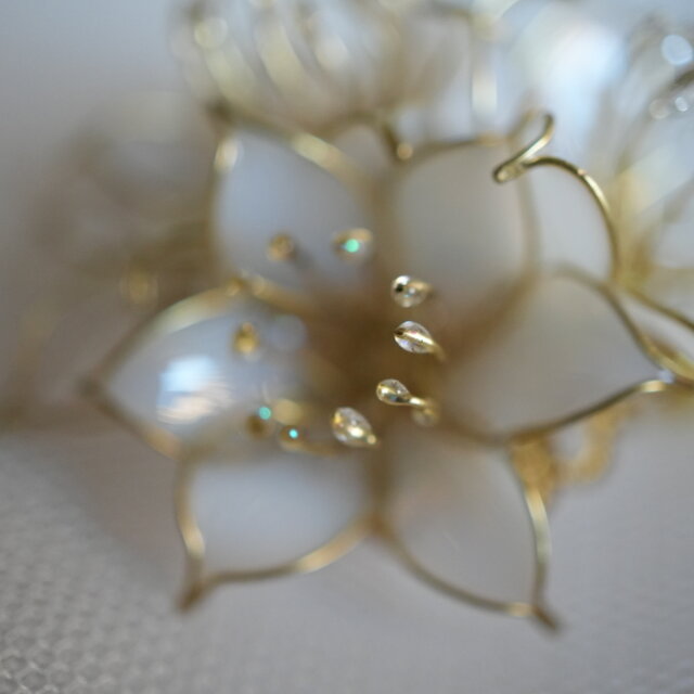 ユリの帯留め・ブローチ（2way）orポニーフック 春 白色 百合（受注