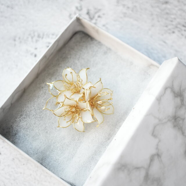 ユリの帯留め・ブローチ（2way）orポニーフック 春 白色 百合（受注
