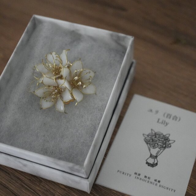 ユリの帯留め・ブローチ（2way）orポニーフック 春 白色 百合（受注