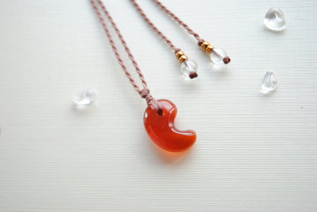 勾玉ネックレス*カーネリアン | iichi 日々の暮らしを心地よくする