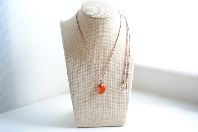 勾玉ネックレス*カーネリアン | iichi 日々の暮らしを心地よくする