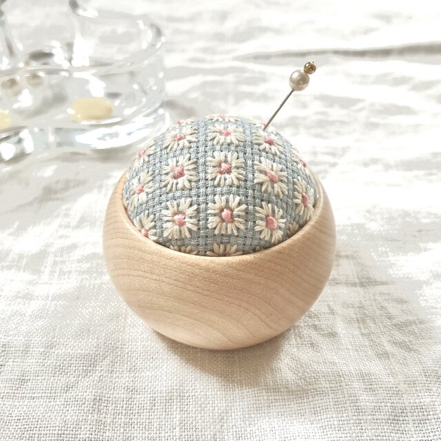 ピンクッション 針山 ♦ 木工房 ウッドボウル メープル ♦【 ぎざぎざお花 / フローズンブルー × ピンク 】