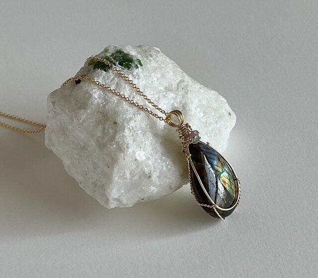 ラブラドライトのジュエリー“揺るがない存在” | iichi 日々の暮らしを