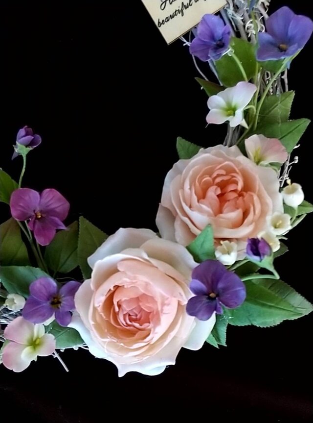 【専用】クレイフラワー♥薔薇のリース♥大きめ♥ハンドメイド ☆クレイフラワー作品（薔薇とスミレのリース）☆ | iichi 日々の