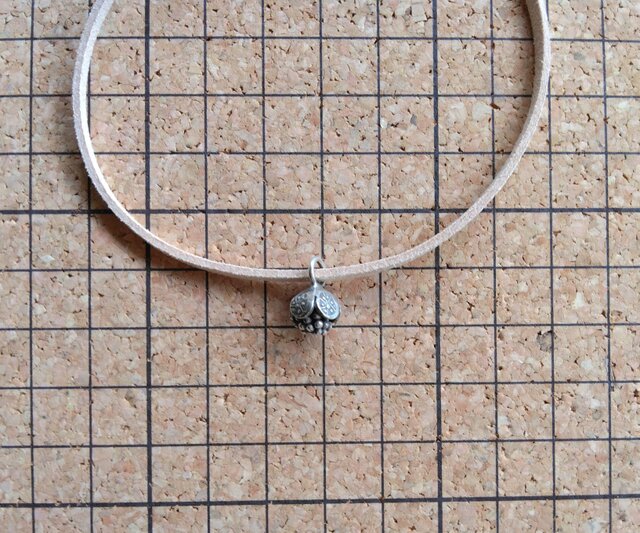 苔瑪瑙平安とカレンシルバー牛革紐つきネックレス 苔瑪瑙平安とカレンシルバー牛革紐つきネックレス