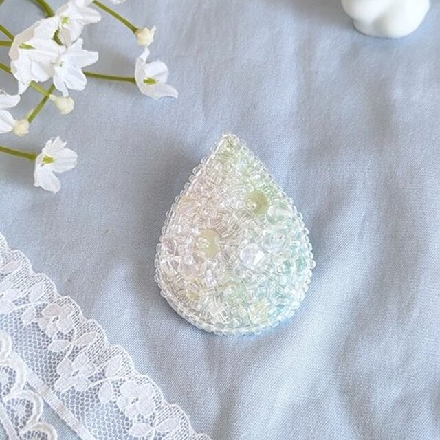 キラキラしずく型ブローチ（レインボー）