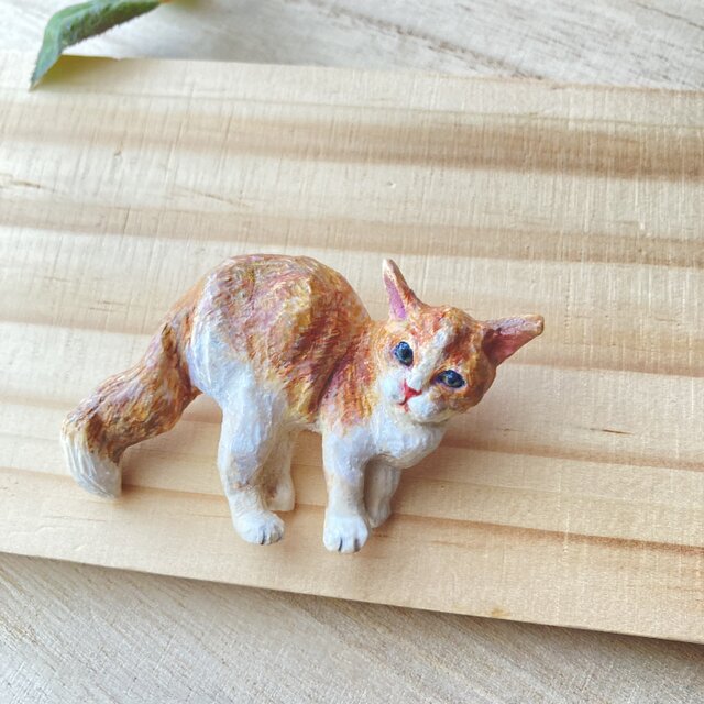 キャラメルマキアート（木彫りの猫のブローチ）