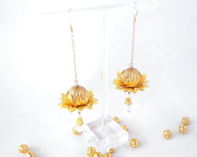 ピアス　ゴールド蓮の花　大ぶり　大振り　大きめ　涼しげ　夏　和風　アジアン ピアス ゴールド蓮の花 大ぶり イヤリング交換可 透明 クリア