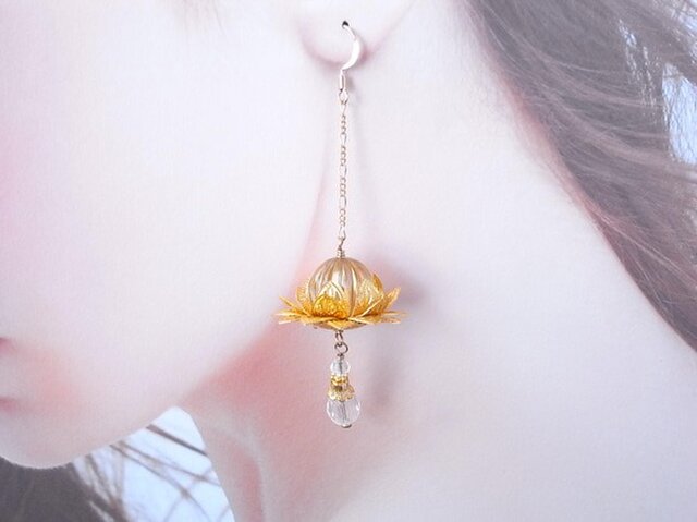 ピアス　シルバーの蓮の花　大ぶり　大振り　クリア　透明　涼しげ　夏　和風 ピアス シルバーの蓮の花 大ぶり 大振り クリア 透明 涼しげ 夏