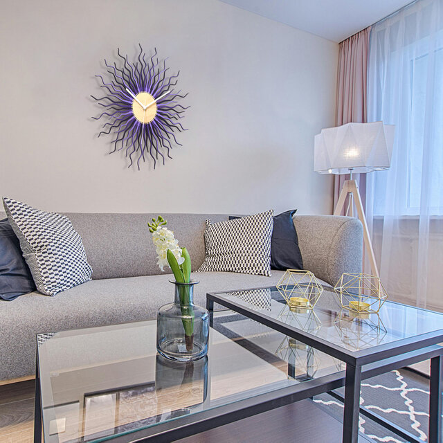 Medusaパープル - 紫の色合いのサンバースト木製壁掛け時計