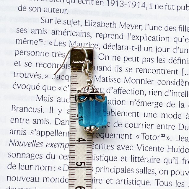 P478-ヴィンテージピアス・U.S.A. Light blue square glass and silver-tone