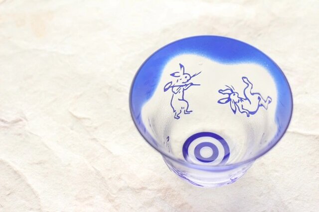 ☆再販☆ ガラス製 ぐい呑み お猪口 「鳥獣戯画 うさぎ尽くし」瑠璃