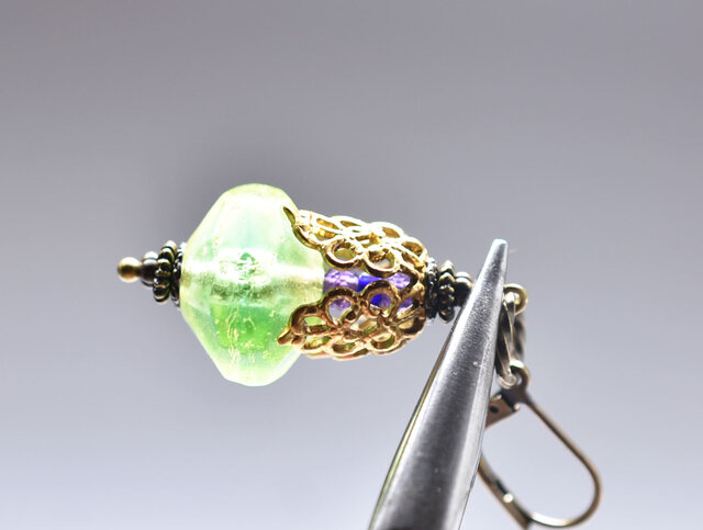 淡いバイカラーアンティークウランガラスと繊細装飾ブラスキャップ