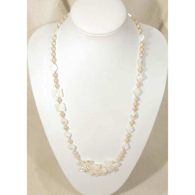 貝パーツと本真珠（淡水）、水晶、SV925のネックレス（白蝶貝、マザーオブパール、薔薇、フラワー、ロジウム、誕生石）