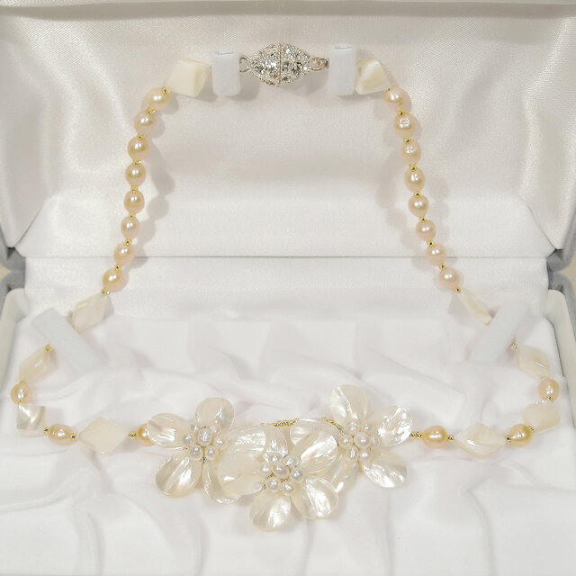 貝パーツと本真珠（淡水）のネックレス（白蝶貝、マグネット