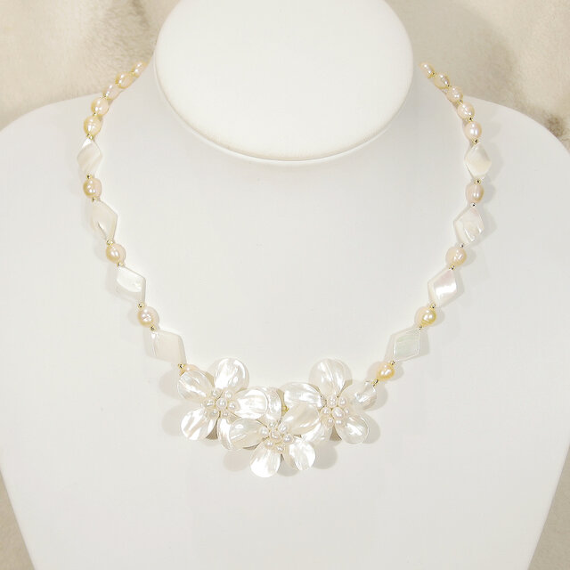 貝パーツと本真珠（淡水）のネックレス（白蝶貝、マグネット、ラインストーン、マザーオブパール、フラワー、6月の誕生石）