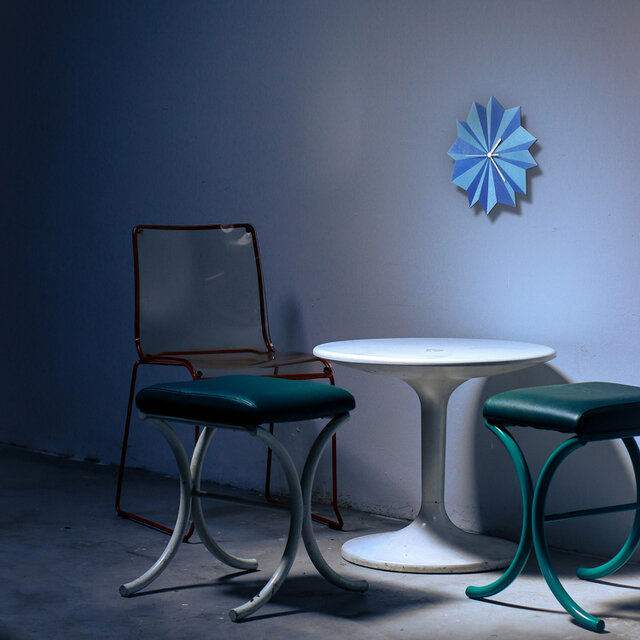 ウッドウォールクロックOrigami青ー 29cm ブルーの有機的な壁時計